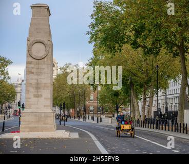 Westminster, London, Großbritannien. 7. November 2021. Die längste Rennveranstaltung der Welt, RM Sotheby’s Veteran Car Run von London nach Brighton, verlässt das Zentrum Londons über die Westminster Bridge zum 125. Jubiläum. Die Autos starteten vom Hyde Park aus, wobei die ältesten Fahrzeuge in der Reihenfolge des Datums den Lauf bei Sonnenaufgang begannen. Bild: Frühaufsteiger, einschließlich Eintritt 42, 1901 Georges Richard, passieren das Cenotaph in Whitehall. Quelle: Malcolm Park/Alamy Live News. Stockfoto