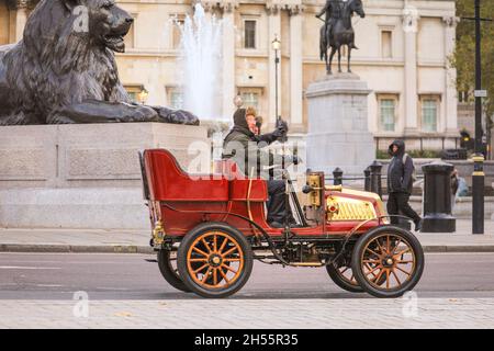 Westminster, London, Großbritannien. November 2021. Ein Oldtimer auf dem Trafalgar Square. In diesem Jahr jährt sich zum 125. Mal der historische London to Brighton Veteran Car Run. Aus diesem Anlass werden mehr als 320 bahnbrechende „horseless Carriages“ ‘Beginn des Motorsports bei Sonnenaufgang den Hyde Park in London besuchen und die gleiche Reise nach Brighton an der Küste von Sussex Unternehmen. Kredit: Imageplotter/Alamy Live Nachrichten Stockfoto