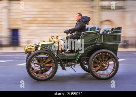 Westminster, London, Großbritannien. November 2021. Die Oldtimer auf Whitehall (Schwenk geschossen). In diesem Jahr jährt sich zum 125. Mal der historische London to Brighton Veteran Car Run. Aus diesem Anlass werden mehr als 320 bahnbrechende „horseless Carriages“ ‘Beginn des Motorsports bei Sonnenaufgang den Hyde Park in London besuchen und die gleiche Reise nach Brighton an der Küste von Sussex Unternehmen. Kredit: Imageplotter/Alamy Live Nachrichten Stockfoto