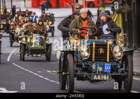 Westminster, London, Großbritannien. November 2021. Die Oldtimer auf Whitehall. In diesem Jahr jährt sich zum 125. Mal der historische London to Brighton Veteran Car Run. Aus diesem Anlass werden mehr als 320 bahnbrechende „horseless Carriages“ ‘Beginn des Motorsports bei Sonnenaufgang den Hyde Park in London besuchen und die gleiche Reise nach Brighton an der Küste von Sussex Unternehmen. Kredit: Imageplotter/Alamy Live Nachrichten Stockfoto