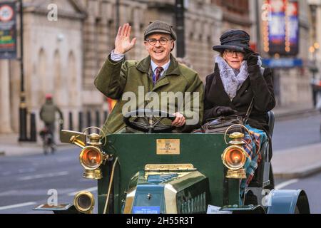 Westminster, London, Großbritannien. November 2021. John Pilcher und Passagier mit ihrem 1901 Gadiator. Die Oldtimer auf Whitehall. In diesem Jahr jährt sich zum 125. Mal der historische London to Brighton Veteran Car Run. Aus diesem Anlass werden mehr als 320 bahnbrechende „horseless Carriages“ ‘Beginn des Motorsports bei Sonnenaufgang den Hyde Park in London besuchen und die gleiche Reise nach Brighton an der Küste von Sussex Unternehmen. Kredit: Imageplotter/Alamy Live Nachrichten Stockfoto