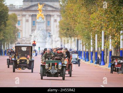 Westminster, London, Großbritannien. November 2021. Die Oldtimer auf der Mall, die vom Buckingham Palace wegführen. In diesem Jahr jährt sich zum 125. Mal der historische London to Brighton Veteran Car Run. Aus diesem Anlass werden mehr als 320 bahnbrechende „horseless Carriages“ ‘Beginn des Motorsports bei Sonnenaufgang den Hyde Park in London besuchen und die gleiche Reise nach Brighton an der Küste von Sussex Unternehmen. Kredit: Imageplotter/Alamy Live Nachrichten Stockfoto