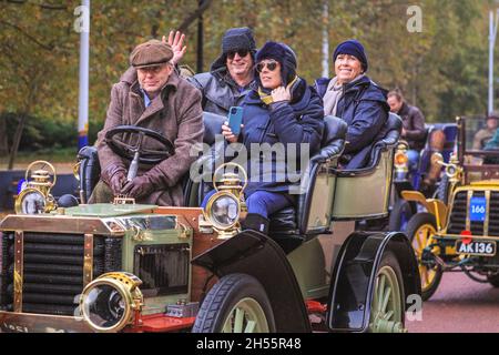 Westminster, London, Großbritannien. November 2021. Die Oldtimer auf der Mall, die vom Buckingham Palace wegführen. In diesem Jahr jährt sich zum 125. Mal der historische London to Brighton Veteran Car Run. Aus diesem Anlass werden mehr als 320 bahnbrechende „horseless Carriages“ ‘Beginn des Motorsports bei Sonnenaufgang den Hyde Park in London besuchen und die gleiche Reise nach Brighton an der Küste von Sussex Unternehmen. Kredit: Imageplotter/Alamy Live Nachrichten Stockfoto