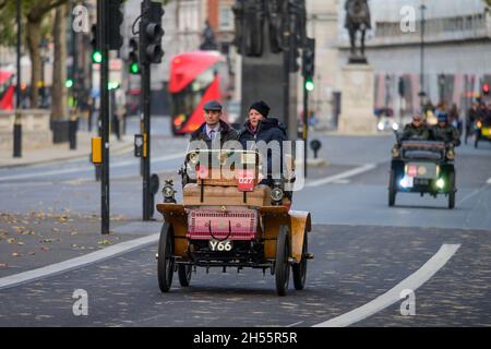 Westminster, London, Großbritannien. 7. November 2021. Die längste Rennveranstaltung der Welt, RM Sotheby’s Veteran Car Run von London nach Brighton, verlässt das Zentrum Londons über die Westminster Bridge zum 125. Jubiläum. Die Autos starteten vom Hyde Park aus, wobei die ältesten Fahrzeuge in der Reihenfolge des Datums den Lauf bei Sonnenaufgang begannen. Quelle: Malcolm Park/Alamy Live News. Stockfoto