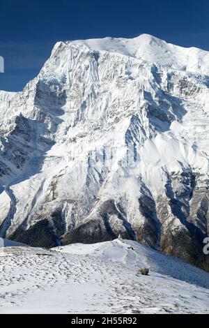 Blick auf die Nordwand des Annapurna 3 III, Annapurna Range, Annapurna Circuit Trekking Trail, Nepal Stockfoto