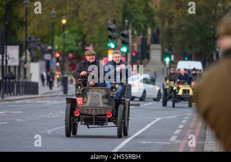 Westminster, London, Großbritannien. 7. November 2021. Die längste Rennveranstaltung der Welt, RM Sotheby’s Veteran Car Run von London nach Brighton, verlässt das Zentrum Londons über die Westminster Bridge zum 125. Jubiläum. Die Autos starteten vom Hyde Park aus, wobei die ältesten Fahrzeuge in der Reihenfolge des Datums den Lauf bei Sonnenaufgang begannen. Quelle: Malcolm Park/Alamy Live News. Stockfoto