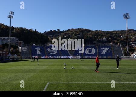 Como, Italien. November 2021. Blick auf die Heimfans stehen des G. Sinigaglia Stadions während Como 1907 gegen AC Perugia, Italienische Fußballmeisterschaft Liga BKT in Como, Italien, November 06 2021 Quelle: Independent Photo Agency/Alamy Live News Stockfoto