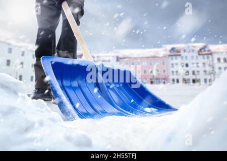 Schneeräumung mit einer Schneeschaufel im Winter Stockfoto