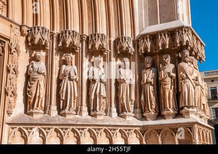 Apostelfiguren im Hauptportal der Kathedrale von Tarragona, Ttarragona, Katalonien, Spanien Stockfoto