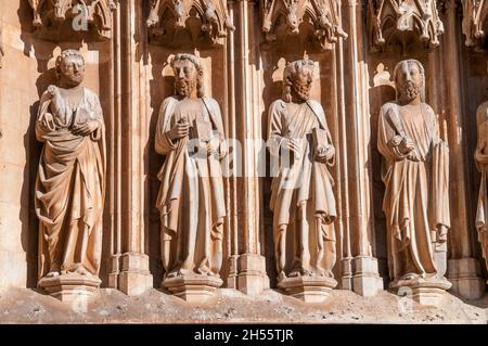 Apostelfiguren im Hauptportal der Kathedrale von Tarragona, Ttarragona, Katalonien, Spanien Stockfoto