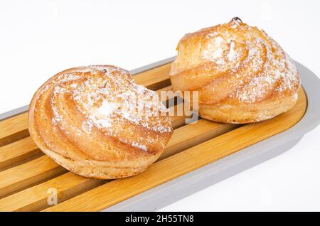 Frische hausgemachte Kuchen mit Rahm und Puderzucker. Studio Photo. Stockfoto