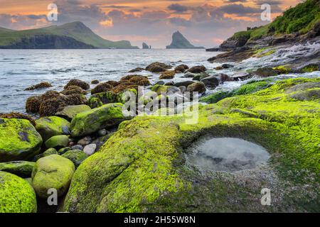 Dramatische Sommerszene der Färöer Inseln und Tindholmur Klippen im Hintergrund. Malerischer Blick auf die Insel Vagar, Dänemark, Europa. Reisekonzept Stockfoto