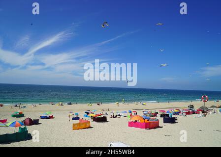 COIMBRA, PORTUGAL - 29. Aug 2021: Ein Strand, an dem einige Leute tagsüber in Coimbra, Portugal, sonnenbaden Stockfoto