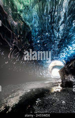 Faszinierende Eishöhle unter dem Vatnajökull Gletscher. Stockfoto