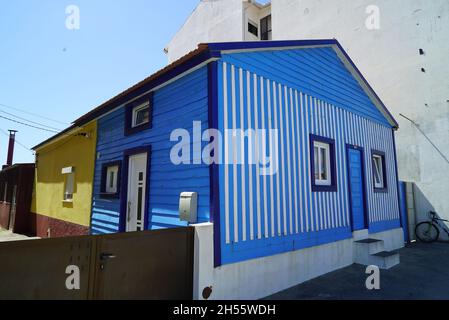 COIMBRA, PORTUGAL - 29. Aug 2021: Ein traditionelles portugiesisches kleines blaues Haus in Coimbra, Portugal Stockfoto