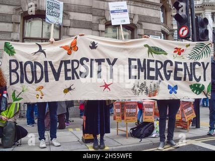 London, Großbritannien. November 2021. Demonstranten halten vor der Bank of England ein Transparent zum Thema „Biodiversity Emergency“. Tausende von Menschen marschierten im Rahmen des COP26 Coalition Global Day of Action for Climate Justice von der Bank of England zum Trafalgar Square. Stockfoto