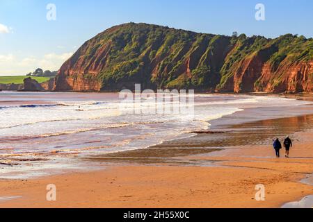 Sidmouth ist ein beliebter viktorianischen Badeort an der Jurassic Coast von aufragenden flankiert, aber instabil, roten Sandsteinfelsen, Devon, England, Großbritannien Stockfoto