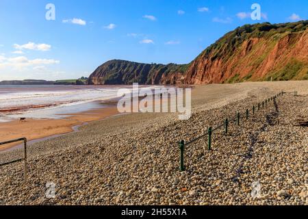 Sidmouth ist ein beliebter viktorianischen Badeort an der Jurassic Coast von aufragenden flankiert, aber instabil, roten Sandsteinfelsen, Devon, England, Großbritannien Stockfoto