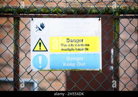 Warnschild für Biogefährdung der chemischen Fabrik am Eingangstor Stockfoto