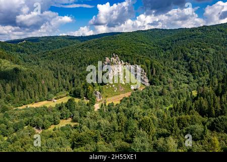 Festung Tustan aus der Luft | Luftbilder von der Festung Tustan in der Ukraine | Festung Tustan aus der Luft fotografiert Stockfoto