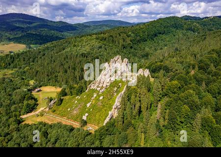 Festung Tustan aus der Luft | Luftbilder von der Festung Tustan in der Ukraine | Festung Tustan aus der Luft fotografiert Stockfoto