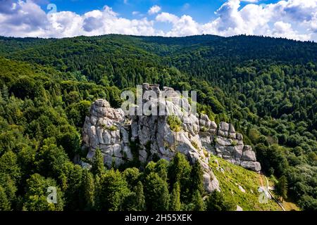 Festung Tustan aus der Luft | Luftbilder von der Festung Tustan in der Ukraine | Festung Tustan aus der Luft fotografiert Stockfoto