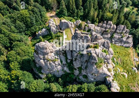 Festung Tustan aus der Luft | Luftbilder von der Festung Tustan in der Ukraine | Festung Tustan aus der Luft fotografiert Stockfoto