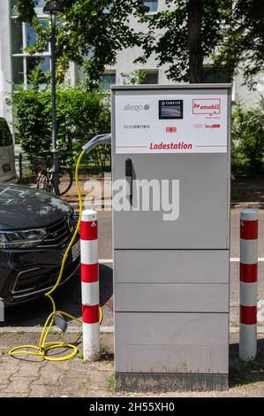 Ladestation im Einsatz für Elektroautos auf dem Bürgersteig In Berlin Stockfoto