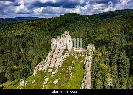 Festung Tustan aus der Luft | Luftbilder von der Festung Tustan in der Ukraine | Festung Tustan aus der Luft fotografiert Stockfoto