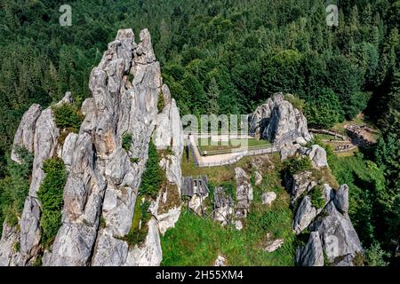 Festung Tustan aus der Luft | Luftbilder von der Festung Tustan in der Ukraine | Festung Tustan aus der Luft fotografiert Stockfoto