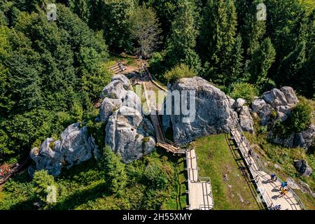 Festung Tustan aus der Luft | Luftbilder von der Festung Tustan in der Ukraine | Festung Tustan aus der Luft fotografiert Stockfoto