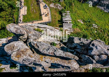 Festung Tustan aus der Luft | Luftbilder von der Festung Tustan in der Ukraine | Festung Tustan aus der Luft fotografiert Stockfoto