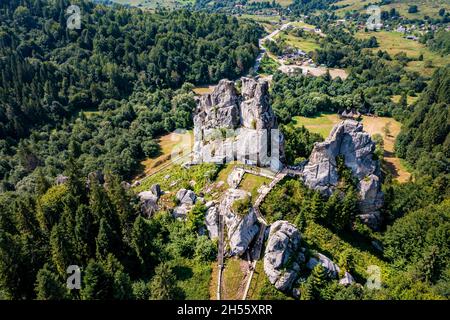 Festung Tustan aus der Luft | Luftbilder von der Festung Tustan in der Ukraine | Festung Tustan aus der Luft fotografiert Stockfoto