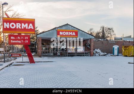 Norma Discounter, der am Silvesterabend wegen der Lagerung von Feuerwerken niederbrannte Stockfoto