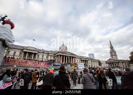 6. November 2021, London, England, Großbritannien: Trafalgar Square, London, UK, 6. November 2021. Während sich die Staats- und Regierungschefs der Welt in Glasgow zum COP26 Global Climate Summit in London treffen, marschieren Gewerkschaften, Umweltverbände, Wohltätigkeitsorganisationen und einfache Menschen von der Bank zum Trafalgar Square zum „COP26 Global Day of Action for Climate Justice“. Städte und Gemeinden weltweit fordern inzwischen globale Klimagerechtigkeit. (Bild: © Sabrina Merolla/ZUMA Press Wire) Stockfoto