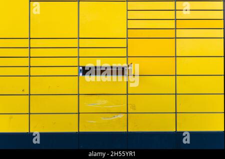 DHL Packstation, wo Kunden ihre Bestellung selbst abholen und auch Pakete versenden können Stockfoto