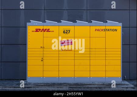 DHL Packstation zusätzliche Themen, bei denen Kunden ihre Bestellung selbst abholen und auch Pakete versenden können Stockfoto