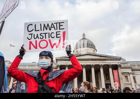 London, England, Großbritannien. November 2021. Trafalgar Square, London, Großbritannien, 6. November 2021. Während sich die Staats- und Regierungschefs der Welt in Glasgow zum COP26 Global Climate Summit in London treffen, marschieren Gewerkschaften, Umweltverbände, Wohltätigkeitsorganisationen und einfache Menschen von der Bank zum Trafalgar Square zum „COP26 Global Day of Action for Climate Justice“. Städte und Gemeinden weltweit fordern inzwischen globale Klimagerechtigkeit. (Bild: © Sabrina Merolla/ZUMA Press Wire) Stockfoto