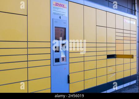 DHL Packstation, wo Kunden ihre Bestellung selbst abholen und auch Pakete versenden können Stockfoto