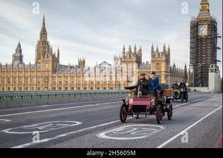 London, Großbritannien. 7. November 2021. Teilnehmer an Oldtimern überqueren die Westminster Bridge während des London to Brighton Veteran Car Run. Mehr als 320 Oldtimer aus der Zeit vor 1905 nehmen am 125. Jahrestag der historischen Emancipation Run Teil, bei der die Übergabe der Lokomotiven auf dem Highway Act gefeiert wurde und die Geschwindigkeitsbegrenzung von 4 auf 14 km/h erhöht wurde. Verzicht auf die Notwendigkeit, dass Fahrzeuge von einem Mann mit roter Warnflagge vorausgehen, der Jahrhunderte des Pferdeverkehrs effektiv beendet und Autofahrern die Freiheit der Straße gibt. Kredit: Stephen Chung / Alamy Live Nachrichten Stockfoto