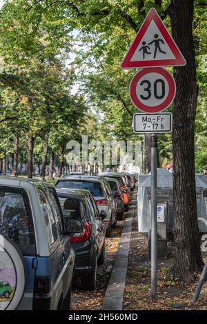 Straßenschild 30 Zone mit Zeitlimit Stockfoto