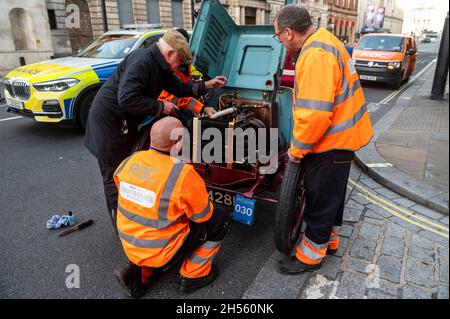 London, Großbritannien. 7. November 2021. Der RAC neigt dazu, während des Veteran Car Run von London nach Brighton Teilnehmer an ihrem kaputten Oldtimer auf der Whitehall Bridge zu sehen. Mehr als 320 Oldtimer aus der Zeit vor 1905 nehmen am 125. Jahrestag der historischen Emancipation Run Teil, bei der die Übergabe der Lokomotiven auf dem Highway Act gefeiert wurde und die Geschwindigkeitsbegrenzung von 4 auf 14 km/h erhöht wurde. Verzicht auf die Notwendigkeit, dass Fahrzeuge von einem Mann mit roter Warnflagge vorausgehen, der Jahrhunderte des Pferdeverkehrs effektiv beendet und Autofahrern die Freiheit der Straße gibt. Bild: Stephen Chung / Alamy Stockfoto