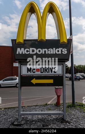 Schild links zur McDrive-Einfahrt zum McDonalds Stockfoto