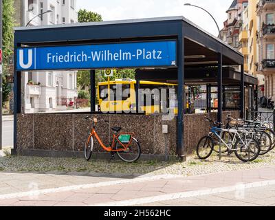 Eingang zur U-Bahnstation Friedrich-Wilhelm-Platz Stockfoto