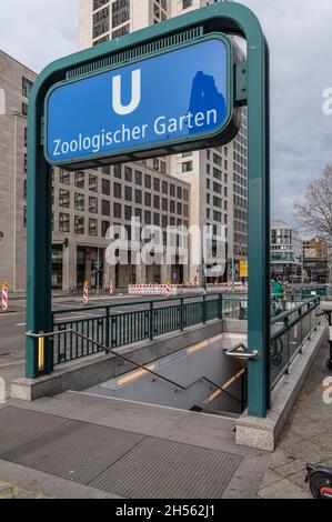 U-Bahn-Eingang Zoologischer Garten in Berlin. Stockfoto