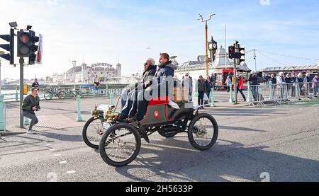 Brighton, Großbritannien. November 2021. Eine der ersten Ankünfte fährt am Brighton Palace Pier im RM Sotheby's London zum Brighton Veteran Car Run vorbei. In diesem Jahr jährt sich zum 125. Mal die längste Motorveranstaltung von BritainÕs : Credit Simon Dack / Alamy Live News Stockfoto