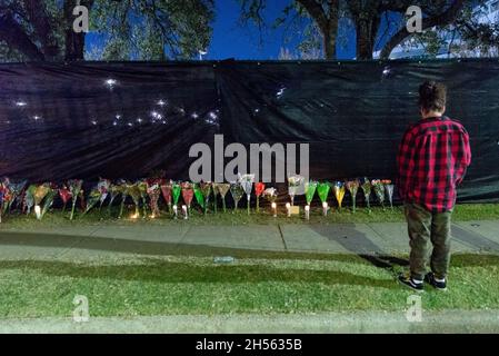 Am 6. November 2021 wird vor dem Gelände des Astroworld Festivals im NRG Park in Houston, Texas, ein Denkmal errichtet. Das mit Spannung erwartete Musikfestival endete mit dem tragischen Tod von acht jungen Menschen am Freitagabend. (Foto von Jennifer Lake/Sipa USA) Stockfoto