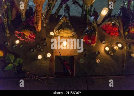 Am 6. November 2021 wird vor dem Gelände des Astroworld Festivals im NRG Park in Houston, Texas, ein Denkmal errichtet. Das mit Spannung erwartete Musikfestival endete mit dem tragischen Tod von acht jungen Menschen am Freitagabend. (Foto von Jennifer Lake/Sipa USA) Stockfoto