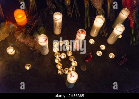 Am 6. November 2021 wird vor dem Gelände des Astroworld Festivals im NRG Park in Houston, Texas, ein Denkmal errichtet. Das mit Spannung erwartete Musikfestival endete mit dem tragischen Tod von acht jungen Menschen am Freitagabend. (Foto von Jennifer Lake/Sipa USA) Stockfoto