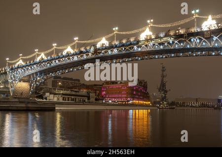 Nachtansicht der Patriarshy-Brücke in Moskau. Die Patriarshy-Brücke ist eine Fußgängerbrücke über den Moskwa-Fluss Stockfoto